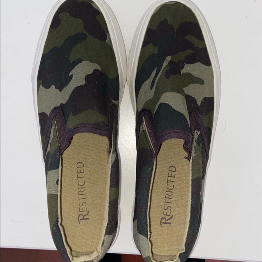 Platform camo slide ons, size 6!